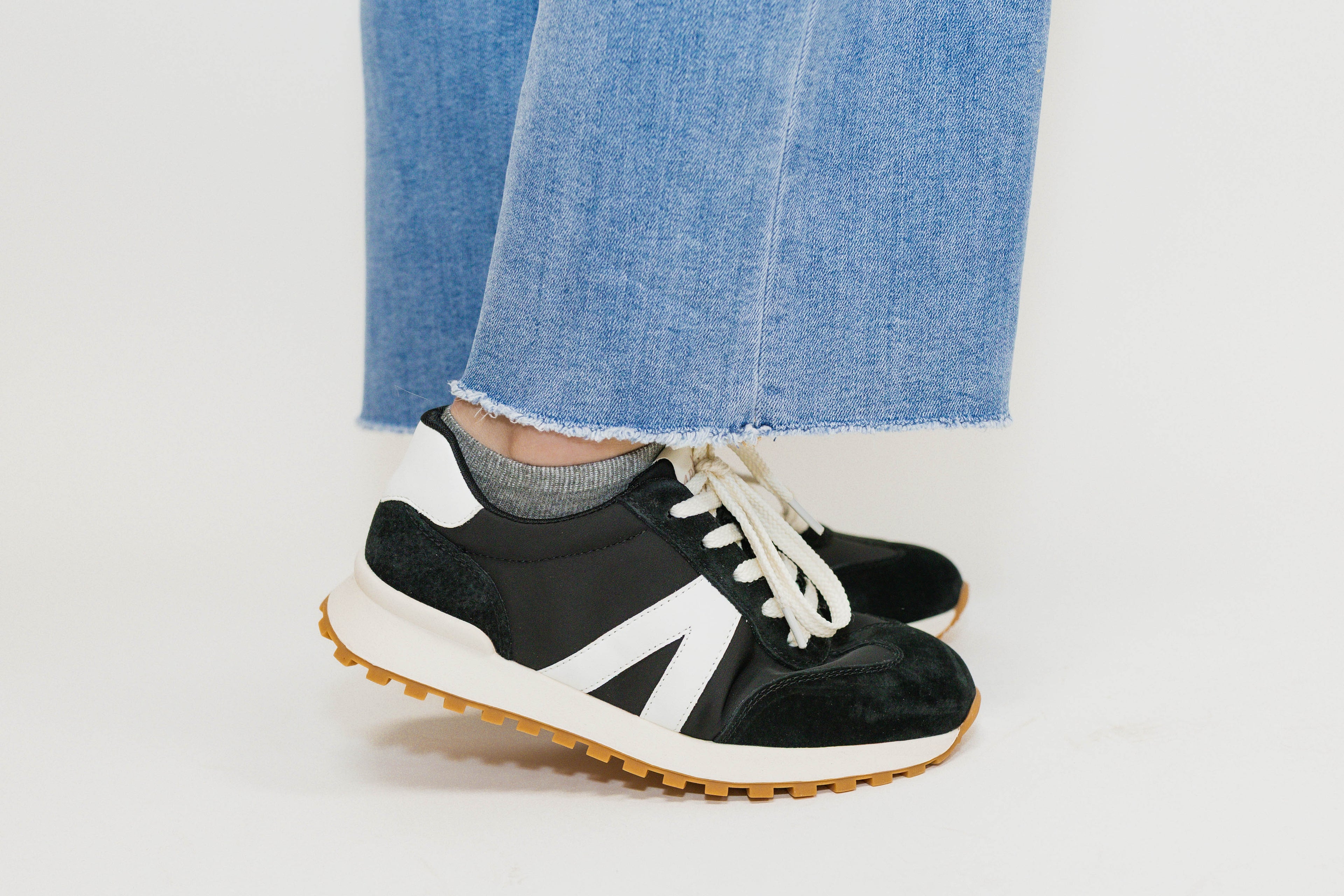 BLACK & WHITE SNEAKER