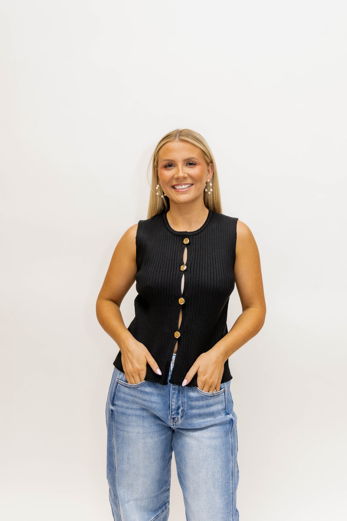 BUTTON SLEEVLESS TOP